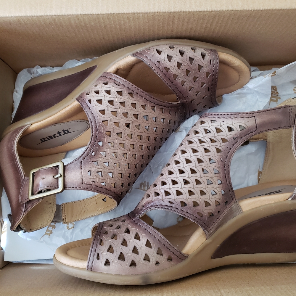 DANAE Earth Brown Wedge Shoes with Perforated Design
